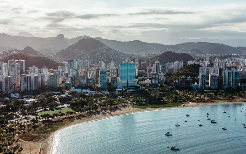 Vista aérea do litoral de Vitória, Espírito Santo — abrir filial no ES para reduzir ICMS